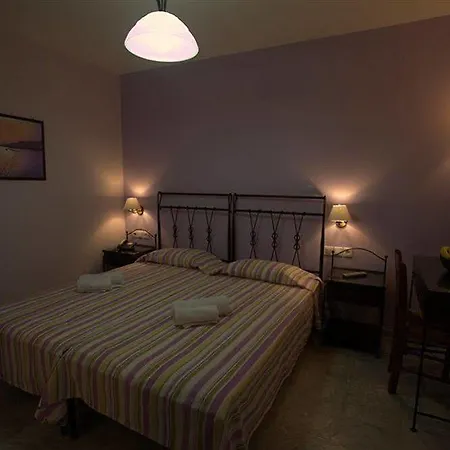 Aphrodite & 2* Chora (Ios)