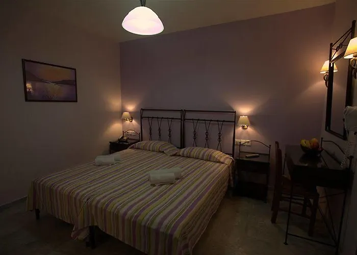 Aphrodite & 2* Chora (Ios)