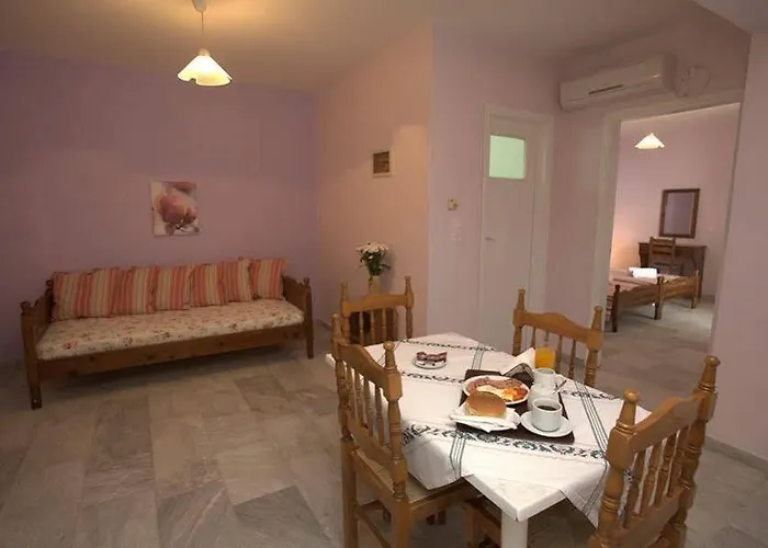 Aphrodite & Hotel Chora